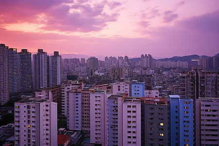 大楼公寓建筑背景图片_从空中俯瞰城市天际线，天空周围色彩缤纷的建筑