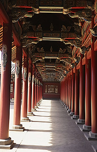 “福背景图片_通往一座带柱子的老建筑的走廊