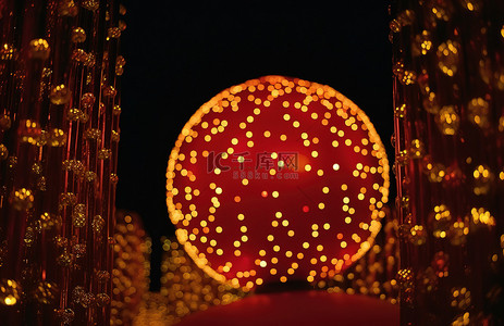 金色夜景背景图片_前面有圆形的红色和金色灯光