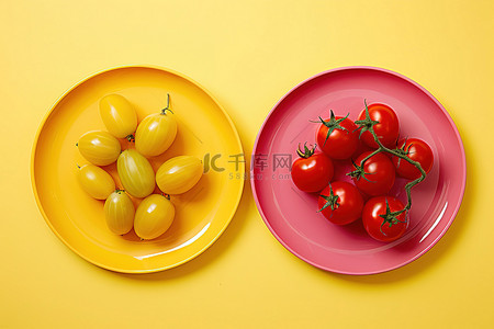 两个红盘子里放着西红柿