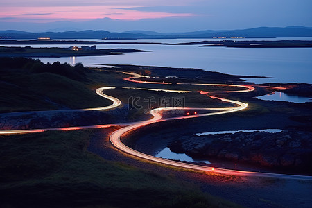 公路天空背景图片_苏格兰沼泽路和黄昏时的水路