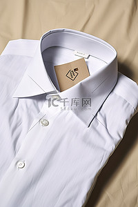 一件白衬衫放在一个写着“回收”的标签旁边