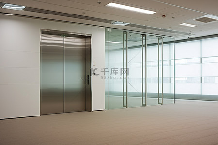 办公室里供电梯使用的空地