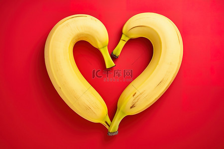 剥香蕉背景图片_香蕉和心是制作您自己的香蕉冰沙的良好背景