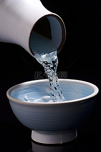 一碗水倒入它的碗里