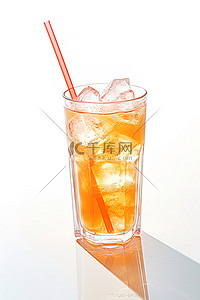 白色表面上有橙色吸管的饮料