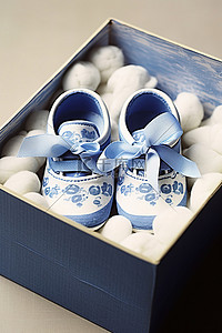 婴儿合影背景图片_蓝色和白色婴儿鞋套装在木盒中