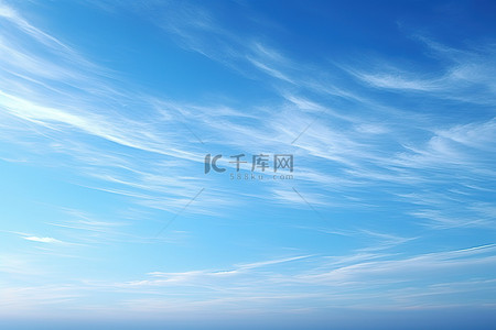 蓝色清爽背景图片_显示蓝天波浪和云彩的图像