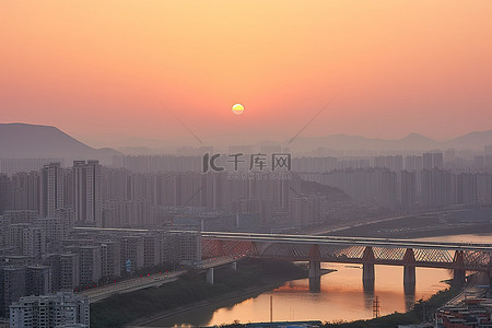 桥中背景图片_一座城市的日出，背景中有一座桥