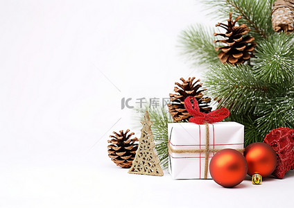 松果背景图片_白色背景贺卡，上面有圣诞礼物和松果