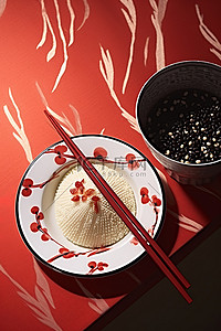 桌上的冰淇淋，配米酱和筷子