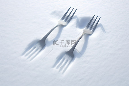雪地里的人背景图片_叉子和叉子在雪地里