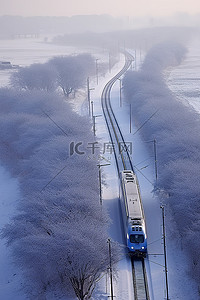 乡村雪轨上的火车