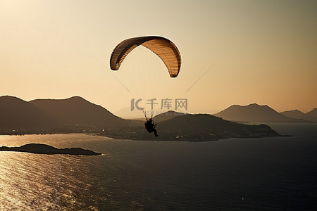 滑翔伞手绘背景图片_在苏蒂达的海洋和山脉上滑翔伞