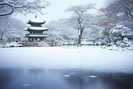 冬天古建筑背景图片_首尔皇宫花园白色冰湖雪景