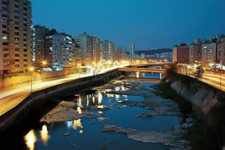 城市河流背景图片_夜间河流流出城市