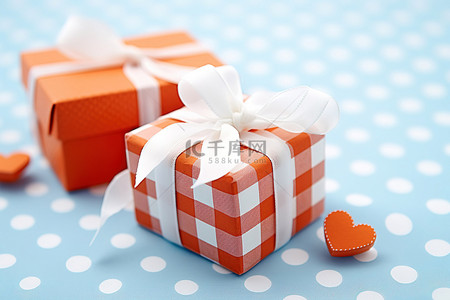 蓝色格子背景上的两个橙色和白色礼品盒