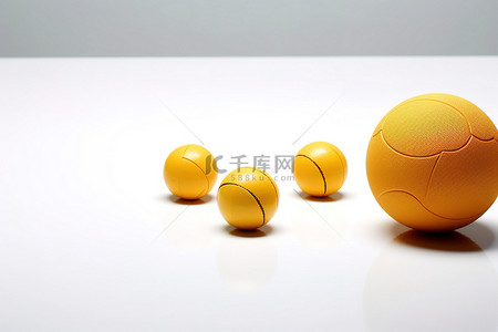 白色表面上的黄色排球，带有橙色球