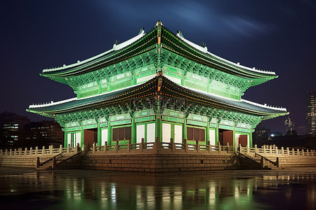 夜晚的寺庙，前面有一座绿色建筑