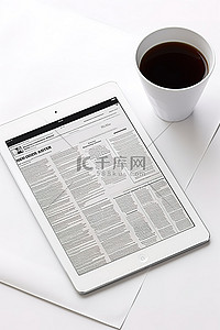 放在报纸和一杯咖啡上的 iPad