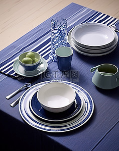 蓝色的盘子背景图片_蓝色和白色桌布套装，配有盘子杯子和碗