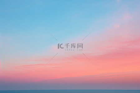 黄昏海滩背景背景图片_黄昏时色彩缤纷的粉红色天空和棕褐色的日落，可以看到海滩
