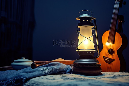 蓝色布和乐器旁边的一盏灯和一个灯笼