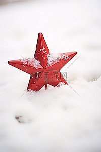 圣诞星星背景图片_雪上的红色圣诞星照片高级免版税代码 5834
