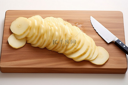 削皮的苹果背景图片_土豆切片放在小板上切片