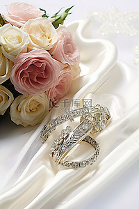 银色玫瑰背景图片_桌上放着玫瑰花束和银色结婚袖口，还有手帕