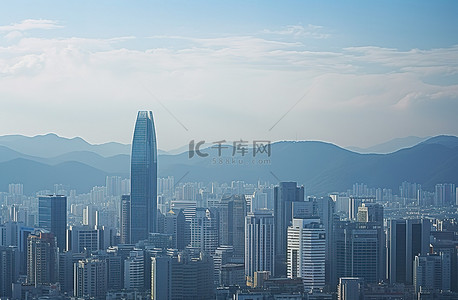 远处山脉背景图片_天际线建筑与远处的山脉