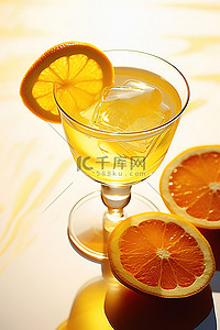 杯中放有橙片和柠檬片的鸡尾酒