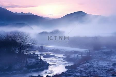 雾天行驶背景图片_雾天日出时，一条热气腾腾的河流在流动