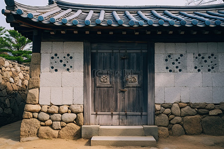 一座传统的小石屋有一个前门