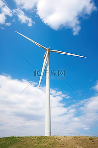 蓝天上的白色风力涡轮机