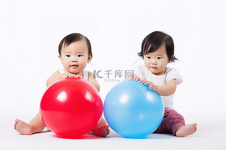 两小孩子背景图片_白色背景中玩气球的两个小孩子