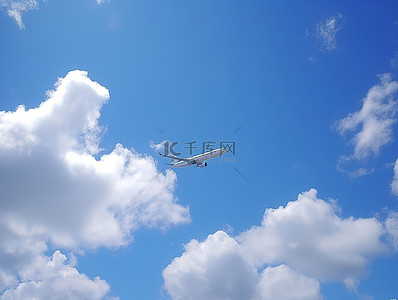 它背景图片_多云的蓝天，一架白色的飞机从它的脸上飞过