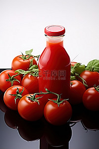 西红柿和一瓶果汁