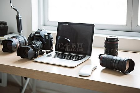 镜片高光背景图片_配有笔记本电脑相机和其他设备的摄影师工作区