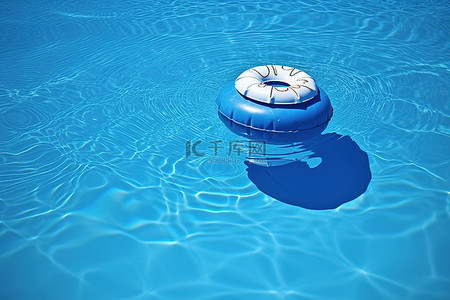 夏天漂浮在蓝色游泳池上