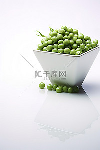 酸奶成分表背景图片_白色表面上的绿豌豆 p59457901