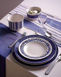 白色的玻璃杯背景图片_蓝色和白色的餐具，配有白色餐叉盐和胡椒