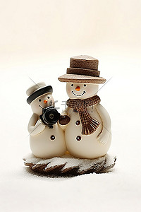 棕色玩具背景图片_棕色表面上的雪人雕像