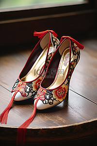 中国婚礼背景图片_用中国传统艺术图案装饰您的婚礼的新娘鞋