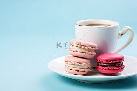 发财可爱龙背景图片_马卡龙坐在白色盘子上，旁边是蓝色背景的咖啡杯