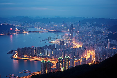 黄昏时分的香港城，背景是海湾
