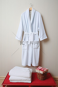 浴背景图片_白色棉质长袍和蓝色拖鞋