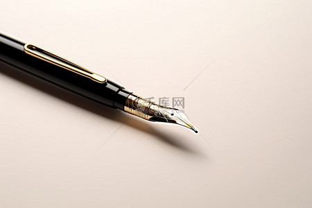 钢笔的笔尖背景图片_白色表面上放置着一支带有小笔尖的钢笔