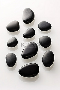 白色背景上的黑色石头