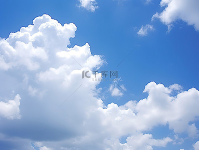 白色和蓝色的云朵背景